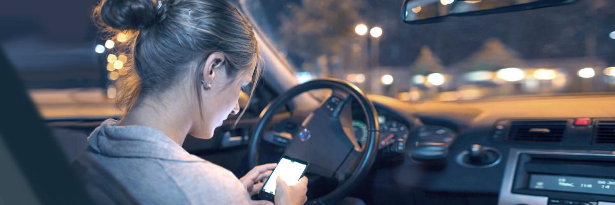 ПДР забороняють водіям використовувати телефон без спеціального кронштейна для смартфона