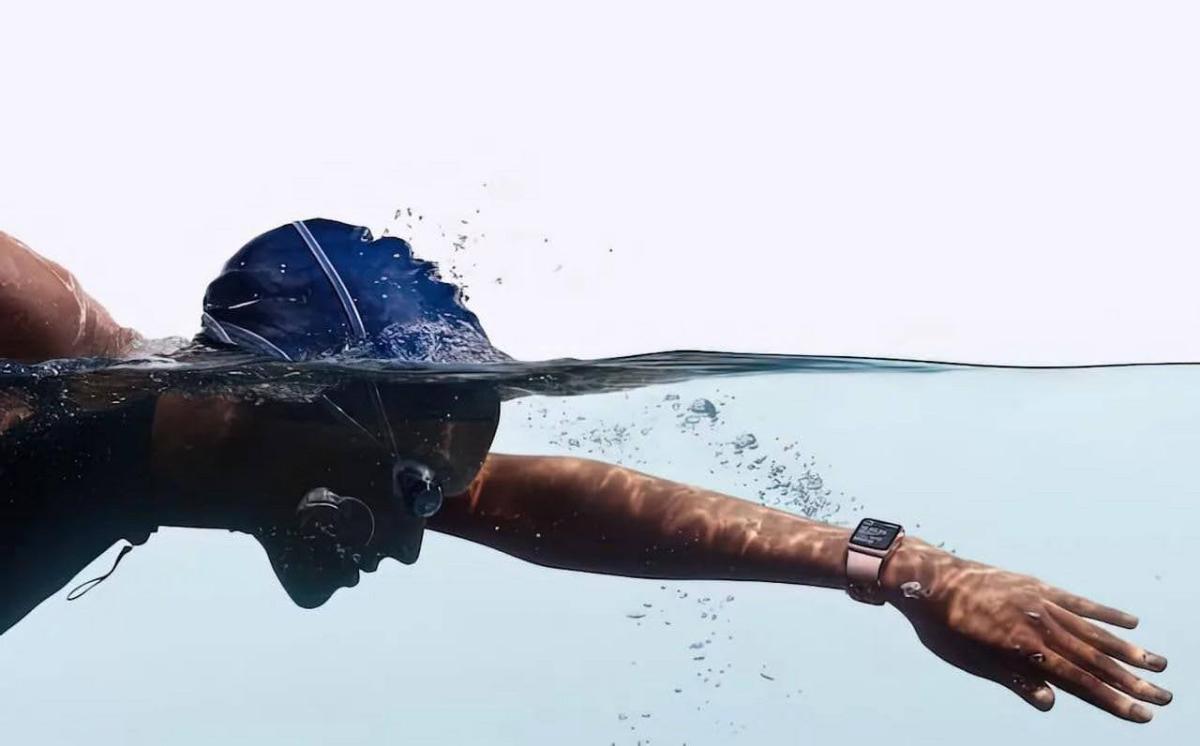 Водонепроникний розумний годинник на руці плавця